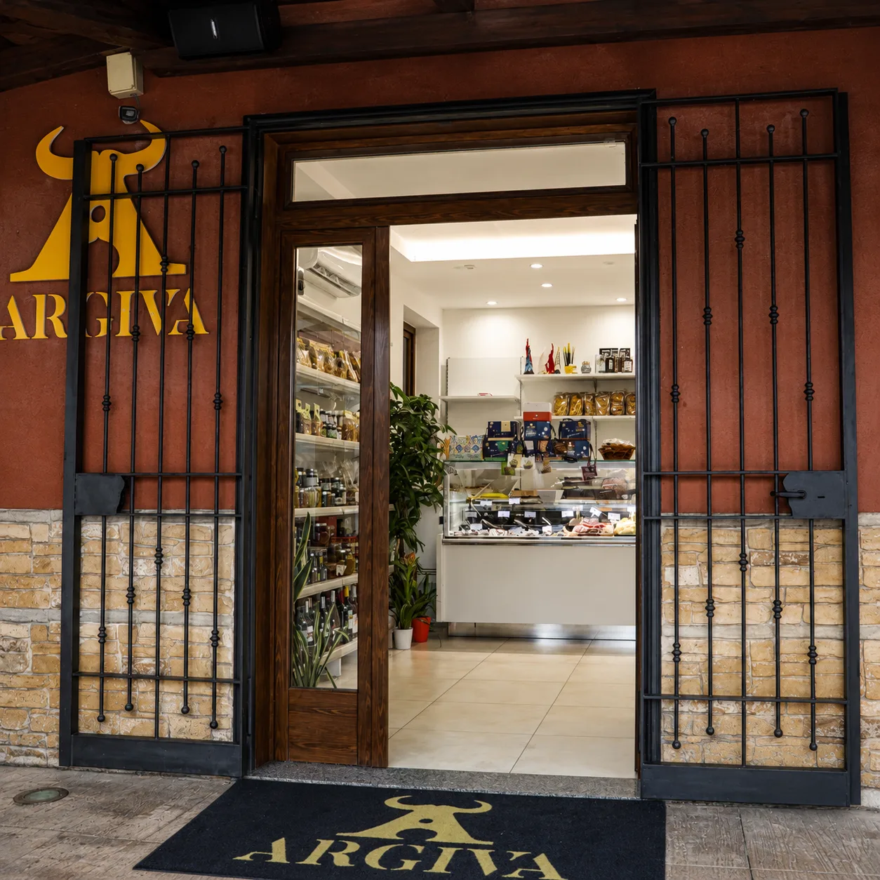 L'ingresso del punto vendita del Caseificio Argiva a Eboli